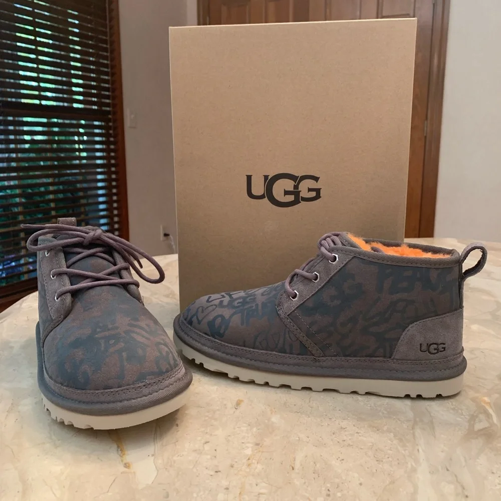 PRICE ✂️ UGG Neumel - Street Graffiti - Picture 1 of 9